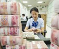 Video: Trung Quốc ráo riết in giấy bạc mới. Cầm tiền cũng có thể bị lây nhiễm virus.