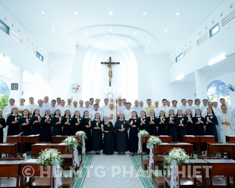 HỘI DÒNG MẾN THÁNH GIÁ PHAN THIẾT: THÁNH LỄ TẠ ƠN MỪNG KIM KHÁNH VÀ NGÂN KHÁNH KHẤN DÒNG