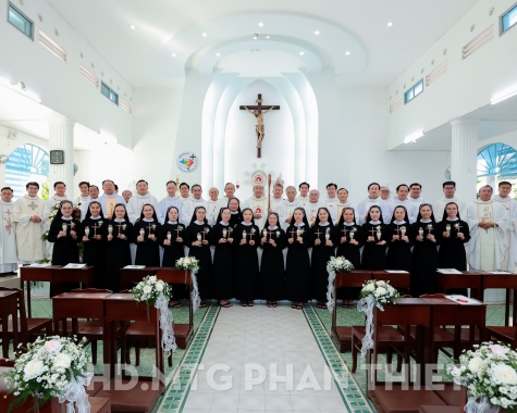NIỀM VUI DÂNG HIẾN - 16 NỮ TU MẾN THÁNH GIÁ PHAN THIẾT TUYÊN KHẤN TRỌN ĐỜI