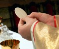 Bộ phụng tự yêu cầu kiểm thực phẩm chất bánh rượu dùng trong Thánh Lễ