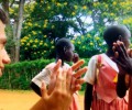 Một giáo lý viên với các trẻ em ở Uganda