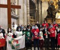 Các bạn trẻ Bồ Đào Nha nhận Thánh giá Ngày Giới trẻ Thế giới