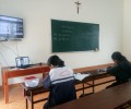 Lớp học online trong nhà thờ