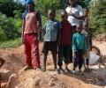 Một linh mục thừa sai Mỹ cứu các trẻ em Congo khỏi nô lệ tại các hầm mỏ