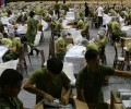 Video: Trông người lại ngẫm đến ta: Singapore điều động 1,500 binh sĩ làm khẩu trang phát khẩn cấp cho dân