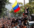 Video: Cố đấm ăn xôi: 23 bang đồng loạt nổi dậy. Maduro định trốn sang Cuba, Nga ép ở lại