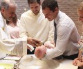 Video: Một linh mục bàng hoàng nhận ra mình chưa được rửa tội. Tuyên bố của tổng giáo phận Detroit.