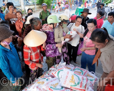 HỘI DÒNG MẾN THÁNH GIÁ PHAN THIẾT: CÙNG BÀ CON ĐỒNG BÀO TẠI XÃ SÔNG PHAN ĐÓN TẾT ẤT TỴ