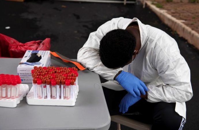 Một nhân viên chăm sóc sức khỏe mệt mỏi ở Houston ngày 7 tháng 7 năm 2020, khi cfn rất nhiều người chờ đợi để được kiểm tra bệnh coronavirus. (Ảnh: Callaghan O'Hare / Reuters)