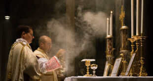 Tôi đã từng phải lòng Thánh Lễ bằng tiếng Latinh – còn bây giờ tôi hiểu tại sao Đức Giáo hoàng Phanxicô lại hạn chế nó