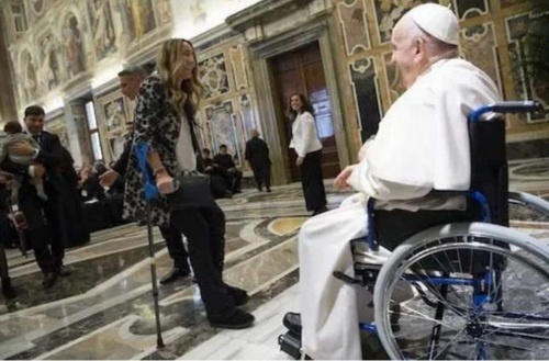 Một giáo hoàng dám bình thường