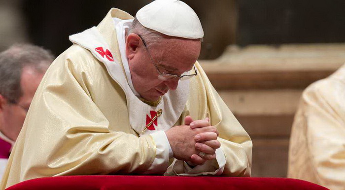 pope Francis Praying(1)