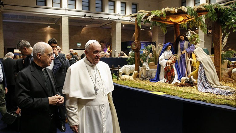 Đức Thánh Cha bất ngờ viếng thăm cuộc triển lãm 100 máng cỏ Giáng Sinh