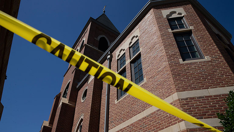 Video: Nỗi buồn người Công Giáo Boston: Nhà thờ bị đốt 2 lần trong cùng một đêm. Cử hành Ơn Tha Thứ Assisi